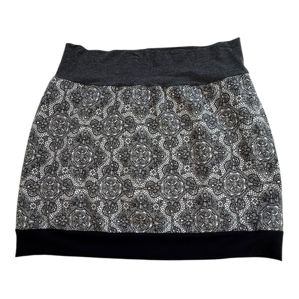 Black & White Lace Print Pattern Skirt - Size XL